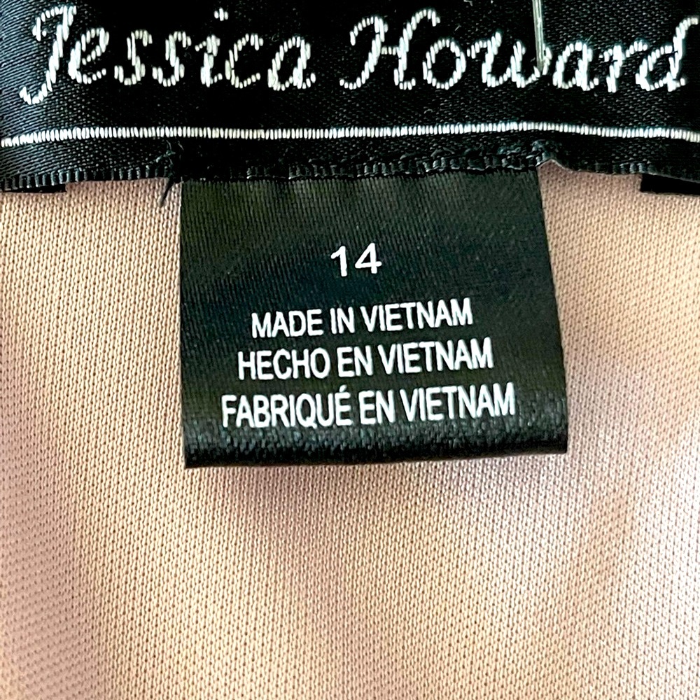 NWT Jessica Howard Carlyle Metallic
Pleated Chiffon Gown - Picture 6 of 8